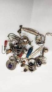 lot 55 image: 113.29g Assorted 925 and Silver Jewelry