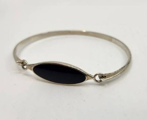 lot 73 image: Vintage Sterling Silver and Onyx Bracelet