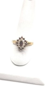 lot 78 image: Pretty 18k Ring - Size 10