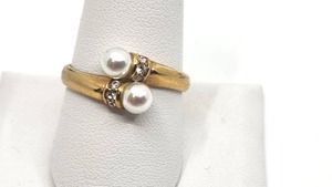 lot 79 image: 18k Ring with Pearls and Clear Stones - Size 10
