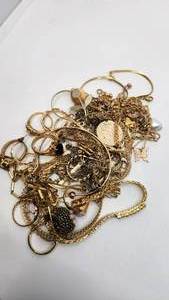 lot 82 image: 203.38g Untested Gold Jewelry