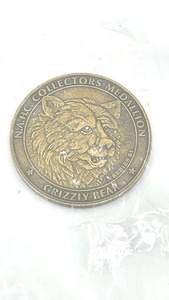 lot 14 image: North American Hunting Club - Big Game Collectors Series Medallion - Grizzly Bear