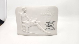 lot 91 image: Vintage Retired 1985 Lladro Collectors Society Charter Member Plaque