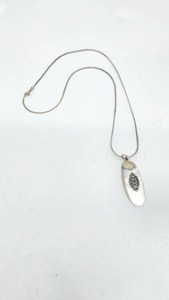 lot 120 image: Pretty Sterling Silver and Mother of Pearl Pendant Necklace - 20