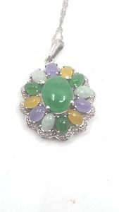 lot 146 image: Gorgeous Sterling Silver and Jade Pendant Necklace - 20