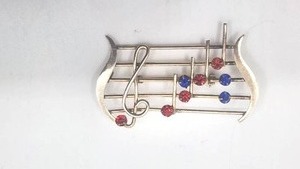 lot 137 image: Pretty Vintage Sterling Silver Musical Note Brooch - 12.09g