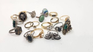lot 163 image: 19 Vintage Gold and Silver Rings - Untested, Some Marked, Emerald and Diamond - 68.22g