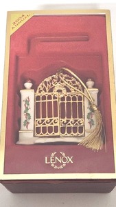 lot 7 image: 2004 Lenox Annual Collectable Ornament - New in Box