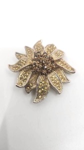 lot 180 image: Gorgeous Vintage Gold-Tone Floral Design Brooch w Brown and Gold Stones