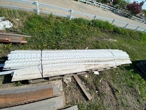 lot 10 image: White vinyl trim 20