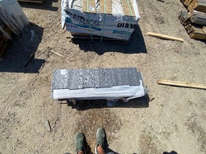 lot 72 image: Retro gray siding