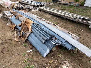 lot 185 image: Gray plastic siding