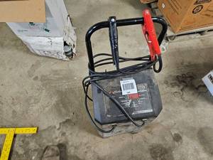 lot 389 image: Battery Charger