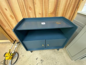 lot 473 image: Stand with shelf