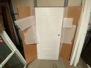 lot 565 image: 36 White Exterior Door