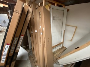 lot 516 image: 24 x 79 bi-fold white