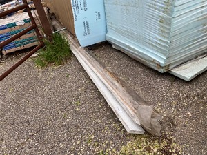lot 624 image: White exterior trim