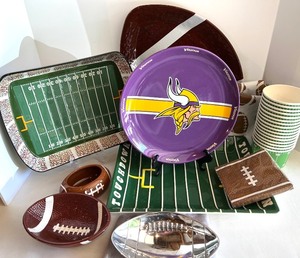 lot 18 image: NFL Football Themed Party Serving Set with Minnesota Vikings Plate
