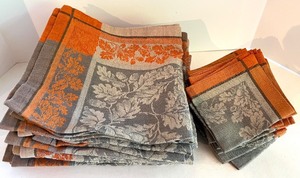 lot 32 image: Set of 32 Williams-Sonoma Autumn Themed Linen Napkins