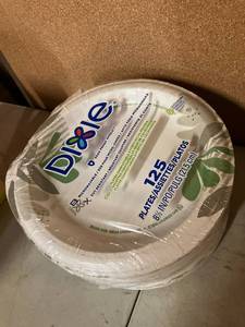 lot 111 image: Dixie Paper Plates