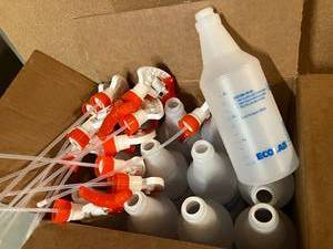 lot 128 image: 32oz Spray Bottles