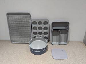 lot 22 image: NEW 11PC. TRAMONTINA BAKEWARE SET