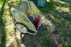 lot 19 image: Burley Bike Trailer