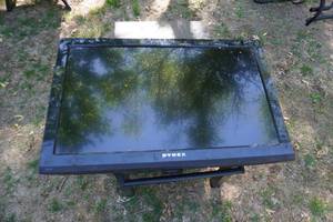 lot 22 image: Dynex Brand 19 Flat Screen TV