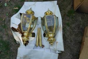 lot 28 image: 2 - Polished Brass Wall Mount Outdoor Lights