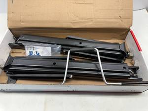 lot 95 image: 25 STABILIZING C-JACKS