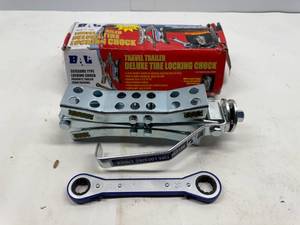 lot 100 image: DELUXE TIRE RV LOCKING CHUCK