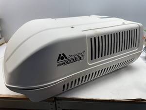 ATWOOD ROOFTOP RV AC W/ HEAT PUMP.