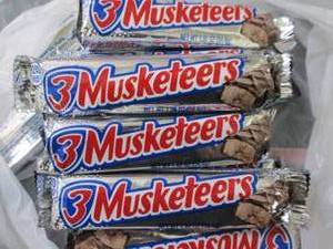 lot 72 image: 12- 1.92 oz 3 Musketeers...