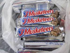 lot 76 image: 12- 1.92 oz 3 Musketeers...