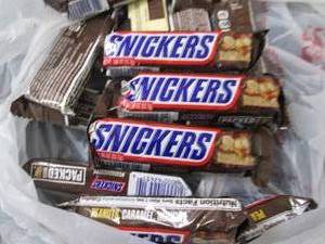 lot 78 image: 12- 1.86 oz Snickers...