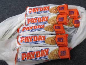lot 84 image: 12- 3.4 oz Pay Day King Size...