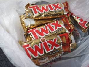 lot 85 image: 12- 1.79 oz Twix...