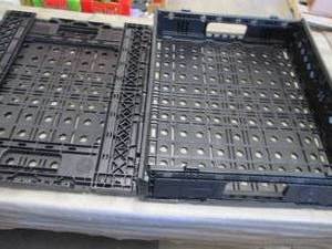lot 132 image: 2 Folding Plastic Trays 24x19x 4.75...