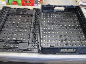 lot 133 image: 2 Folding Plastic Trays 24x19x 4.75...