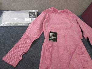lot 265 image: 2 Small Gym Wolf Yoga Sets NWT...