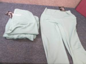 lot 272 image: 4 Large Gym Wolf Leggings...