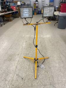 lot 53 image: Dual Shop Light