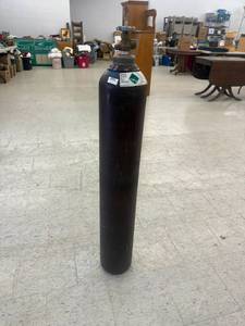 lot 65 image: Full Compressed Gas Tank