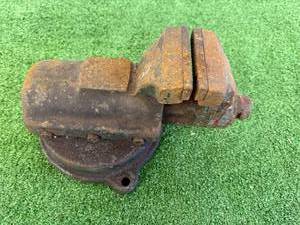 lot 74 image: 4 Bench Vise