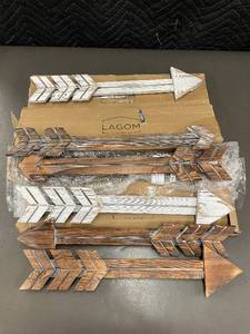 lot 14 image: Set of 1 plus  Rustic Wooden Arrows Wall Decor