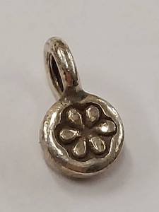 lot 17P image: Sterling Silver Flower Petal Design Charm Pendant