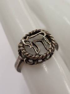 lot 21P image: Vintage Sterling Silver Chai Symbol Ring