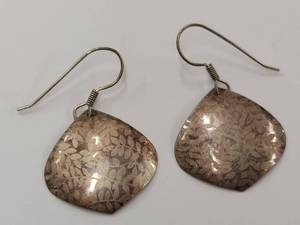 lot 26P image: Elegant Sterling Silver Leaf Pattern Earrings