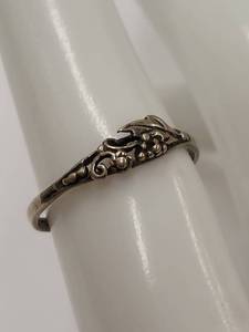 lot 32P image: Exquisite Sterling Silver Floral Design Ring