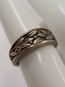 lot 53P image: Elegant Sterling Silver Leaf Design Band